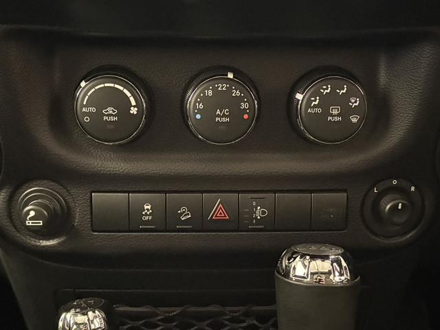 ジープ・ラングラーアンリミテッド サハラ ボディ色:ライノー ナビ 地デジ バックカメラ 純正18インチAWブラック塗装 オートヘッドライト ナンバー移設(37枚目)