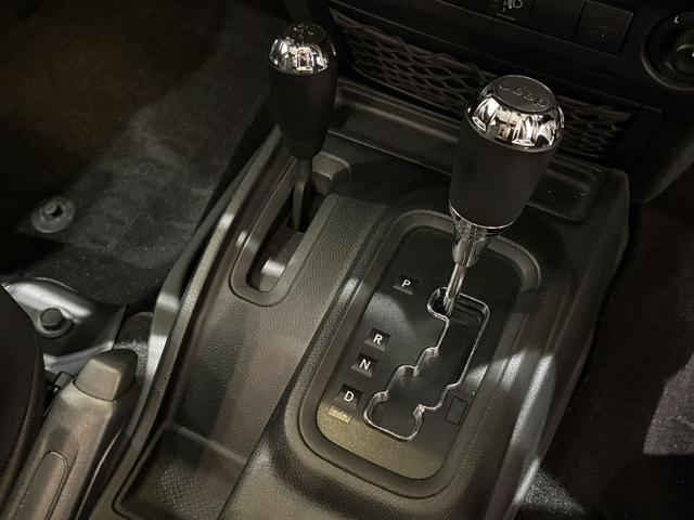 ジープ・ラングラーアンリミテッド サハラ ボディ色:ライノー ナビ 地デジ バックカメラ 純正18インチAWブラック塗装 オートヘッドライト ナンバー移設(71枚目)