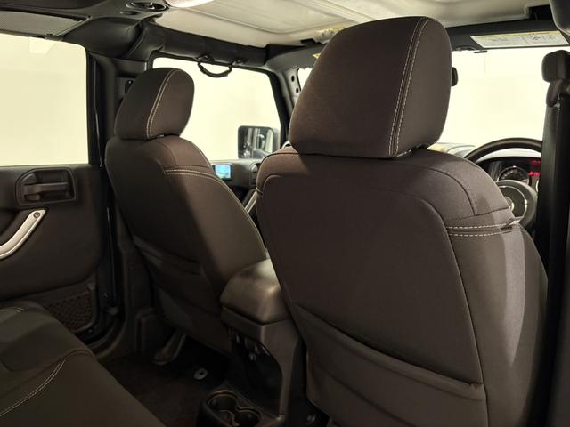 ジープ・ラングラーアンリミテッド サハラ ボディ色:ライノー ナビ 地デジ バックカメラ 純正18インチAWブラック塗装 オートヘッドライト ナンバー移設(74枚目)