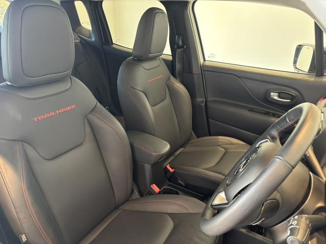 ジープ・レネゲード4xe トレイルホーク 4xe LED レザーシート シートヒーター AppleCarPlay Bluetooth 純正ナビゲーション 全衝突警報 アダプティブクルーズコントロール バックカメラ 認定中古車保証付(28枚目)
