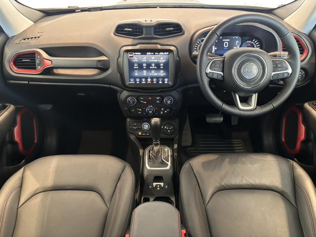 ジープ・レネゲード4xe トレイルホーク 4xe LED レザーシート シートヒーター AppleCarPlay Bluetooth 純正ナビゲーション 全衝突警報 アダプティブクルーズコントロール バックカメラ 認定中古車保証付(43枚目)