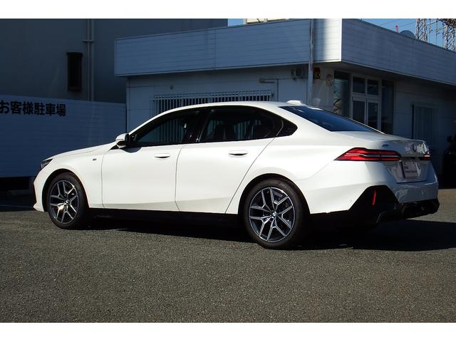 ５シリーズ ５２３ｄ　ｘＤｒｉｖｅ　Ｍスポーツ　弊社レンタカーアップ　コンフォートドライビングパッケージ　インテグレイテッドアクティブステアリング　　アダプティブサスペンション　アンビエントライト　ＨＤＤナビ　ＴＶチューナー　全方位カメラ　１９ＡＷ（12枚目）