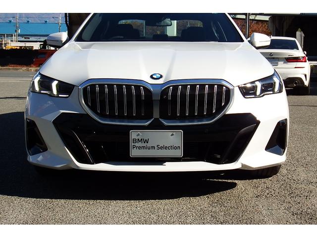 ５シリーズ ５２３ｄ　ｘＤｒｉｖｅ　Ｍスポーツ　弊社レンタカーアップ　コンフォートドライビングパッケージ　インテグレイテッドアクティブステアリング　　アダプティブサスペンション　アンビエントライト　ＨＤＤナビ　ＴＶチューナー　全方位カメラ　１９ＡＷ（13枚目）