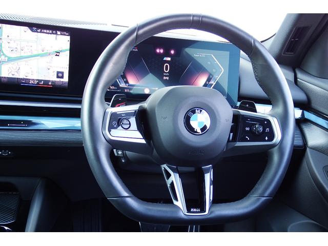 ５シリーズ ５２３ｄ　ｘＤｒｉｖｅ　Ｍスポーツ　弊社レンタカーアップ　コンフォートドライビングパッケージ　インテグレイテッドアクティブステアリング　　アダプティブサスペンション　アンビエントライト　ＨＤＤナビ　ＴＶチューナー　全方位カメラ　１９ＡＷ（24枚目）