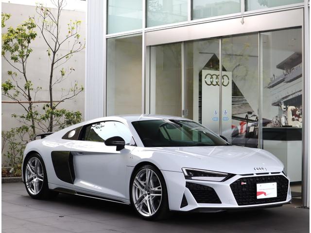 Ｒ８ Ｖ１０クーペパフォマンス５．２ＦＳＩクワＳトロニック　デコラティブパネルカーボン　ダイナミックステアリング　ヘッドライニングアルカンターラダイヤモンドステッチング　カラードステッチング　黒革　前後センサー付カメラ　認定中古車　ＳＳＤナビ（6枚目）