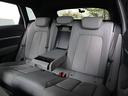 ●リヤシートの足元広々。ロングドライブでも疲れにくいシート設計です。いつまでも乗っていたくなります。後席用のドリンクホルダーとアームレスト。意外と無い車もあります長時間ドライブにはさらに役立ちます!