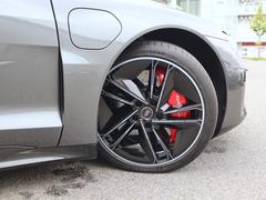 Ａｕｄｉのホイールは乗る人すべてに安全と安心を提供するため、細部に至るまで厳しい専用試験を行っています。品質や耐久性を追求し、信頼にお応え出来る高品質である事を保証するＡｕｄｉ純正アルミホイール。 4