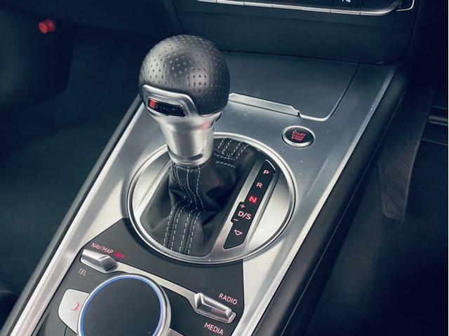 ★個性の際立つタービンをモチーフにしたデザインのエアコン吹き出し口には、直感的に操作できるエアコンコントローラーを設置。斬新でありながら機能的なデザインで、最良のドライブ体験を演出します★