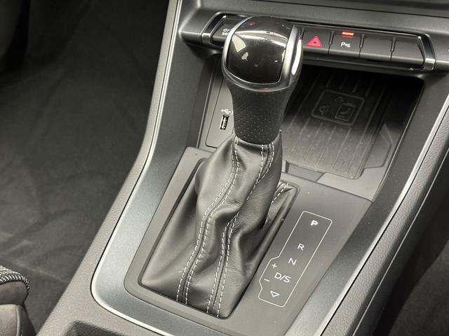 Ｑ３ ３５ＴＦＳＩ　Ｓライン　１オーナー　アシスタンスＰＫＧ　ベーシックＰＫＧ　スマートフォンＩＦ　プライバシーガラス　サイドアシスト　パワーシート　全方位カメラ　サイドアシスト　ＶコックＰ　ＡＴテール　ＬＥＤヘッドライト　認中車（17枚目）