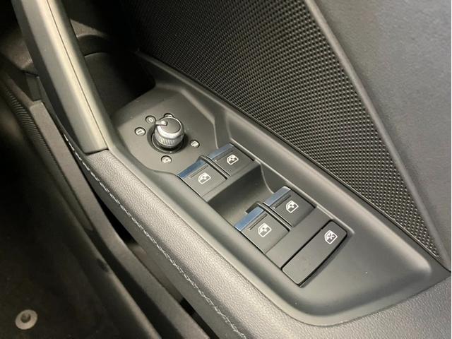 Ａ３ スポーツバック３０ＴＦＳＩ　Ｓライン　コンビニエンス＆アシスタンスパッケージ　ナビゲーションパッケージ　マトリクスＬＥＤヘッドライト　プライバシーガラス　アダプティブクルーズコントロール　スマートフォンインターフェース　シートヒーター（48枚目）