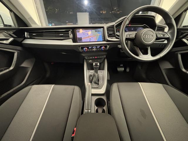 A1スポーツバック 25TFSI アドバンスド ナビゲーションPKG コンビニエンスPKG アシスタンスPKG TVチューナー コントラストルーフ センターアームレスト アダプティブクルーズコントロール レーンキープ シートヒーター サイドアシスト(3枚目)