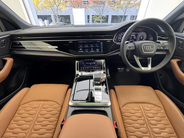 ＲＳ Ｑ８ ベースグレード　カーボン／グロスブラックスタイリングＰＫＧ　パノラマサンルーフ　ＲＳスポーツエキゾーストシステム　Ｐガラ　ブラックルーフレール　ＯＰ２３ＡＷ　ブラックスタイリングＰＫＧ　Ｂａｎｇ＆Ｏｌｕｆｓｅｎ　認中（3枚目）