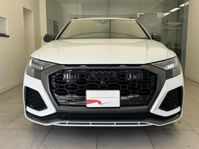 ＲＳ Ｑ８ ベースグレード　カーボン／グロスブラックスタイリングＰＫＧ　パノラマサンルーフ　ＲＳスポーツエキゾーストシステム　Ｐガラ　ブラックルーフレール　ＯＰ２３ＡＷ　ブラックスタイリングＰＫＧ　Ｂａｎｇ＆Ｏｌｕｆｓｅｎ　認中（5枚目）