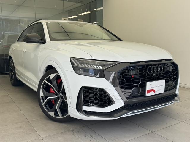 ＲＳ Ｑ８ ベースグレード　カーボン／グロスブラックスタイリングＰＫＧ　パノラマサンルーフ　ＲＳスポーツエキゾーストシステム　Ｐガラ　ブラックルーフレール　ＯＰ２３ＡＷ　ブラックスタイリングＰＫＧ　Ｂａｎｇ＆Ｏｌｕｆｓｅｎ　認中（6枚目）
