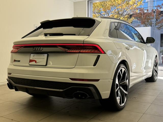 ＲＳ Ｑ８ ベースグレード　カーボン／グロスブラックスタイリングＰＫＧ　パノラマサンルーフ　ＲＳスポーツエキゾーストシステム　Ｐガラ　ブラックルーフレール　ＯＰ２３ＡＷ　ブラックスタイリングＰＫＧ　Ｂａｎｇ＆Ｏｌｕｆｓｅｎ　認中（7枚目）