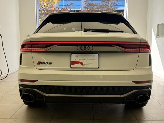 ＲＳ Ｑ８ ベースグレード　カーボン／グロスブラックスタイリングＰＫＧ　パノラマサンルーフ　ＲＳスポーツエキゾーストシステム　Ｐガラ　ブラックルーフレール　ＯＰ２３ＡＷ　ブラックスタイリングＰＫＧ　Ｂａｎｇ＆Ｏｌｕｆｓｅｎ　認中（8枚目）