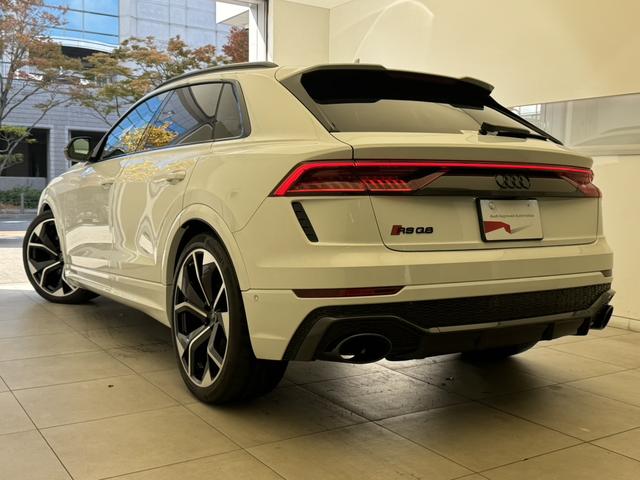 ＲＳ Ｑ８ ベースグレード　カーボン／グロスブラックスタイリングＰＫＧ　パノラマサンルーフ　ＲＳスポーツエキゾーストシステム　Ｐガラ　ブラックルーフレール　ＯＰ２３ＡＷ　ブラックスタイリングＰＫＧ　Ｂａｎｇ＆Ｏｌｕｆｓｅｎ　認中（9枚目）