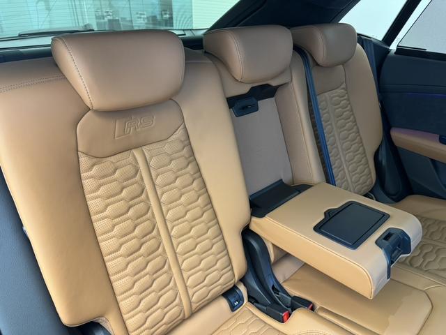 ＲＳ Ｑ８ ベースグレード　カーボン／グロスブラックスタイリングＰＫＧ　パノラマサンルーフ　ＲＳスポーツエキゾーストシステム　Ｐガラ　ブラックルーフレール　ＯＰ２３ＡＷ　ブラックスタイリングＰＫＧ　Ｂａｎｇ＆Ｏｌｕｆｓｅｎ　認中（32枚目）