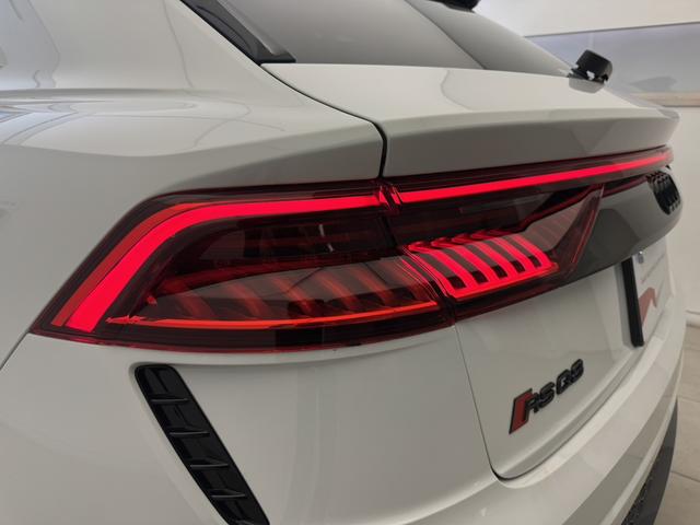 ＲＳ Ｑ８ ベースグレード　カーボン／グロスブラックスタイリングＰＫＧ　パノラマサンルーフ　ＲＳスポーツエキゾーストシステム　Ｐガラ　ブラックルーフレール　ＯＰ２３ＡＷ　ブラックスタイリングＰＫＧ　Ｂａｎｇ＆Ｏｌｕｆｓｅｎ　認中（38枚目）