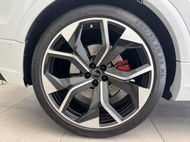 ＲＳ Ｑ８ ベースグレード　カーボン／グロスブラックスタイリングＰＫＧ　パノラマサンルーフ　ＲＳスポーツエキゾーストシステム　Ｐガラ　ブラックルーフレール　ＯＰ２３ＡＷ　ブラックスタイリングＰＫＧ　Ｂａｎｇ＆Ｏｌｕｆｓｅｎ　認中（39枚目）