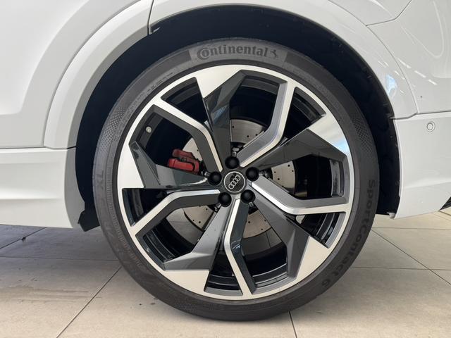 ＲＳ Ｑ８ ベースグレード　カーボン／グロスブラックスタイリングＰＫＧ　パノラマサンルーフ　ＲＳスポーツエキゾーストシステム　Ｐガラ　ブラックルーフレール　ＯＰ２３ＡＷ　ブラックスタイリングＰＫＧ　Ｂａｎｇ＆Ｏｌｕｆｓｅｎ　認中（40枚目）