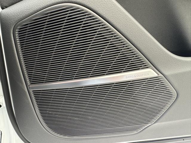 ＲＳ Ｑ８ ベースグレード　カーボン／グロスブラックスタイリングＰＫＧ　パノラマサンルーフ　ＲＳスポーツエキゾーストシステム　Ｐガラ　ブラックルーフレール　ＯＰ２３ＡＷ　ブラックスタイリングＰＫＧ　Ｂａｎｇ＆Ｏｌｕｆｓｅｎ　認中（45枚目）