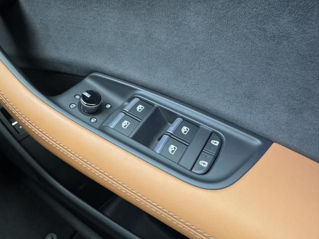 ＲＳ Ｑ８ ベースグレード　カーボン／グロスブラックスタイリングＰＫＧ　パノラマサンルーフ　ＲＳスポーツエキゾーストシステム　Ｐガラ　ブラックルーフレール　ＯＰ２３ＡＷ　ブラックスタイリングＰＫＧ　Ｂａｎｇ＆Ｏｌｕｆｓｅｎ　認中（54枚目）