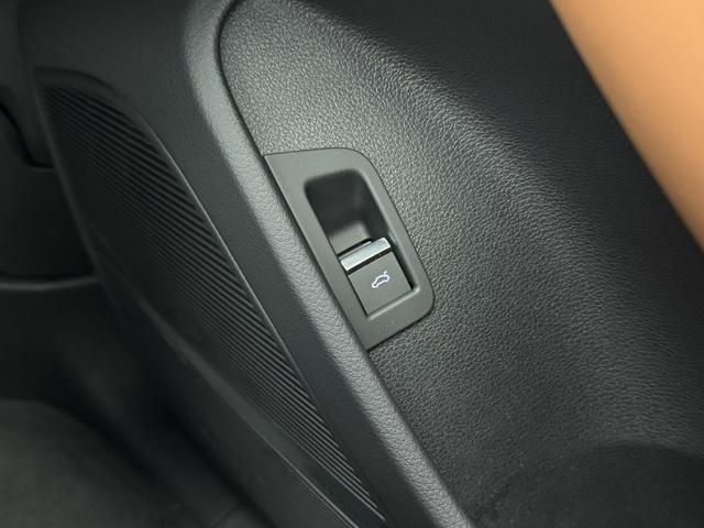 ＲＳ Ｑ８ ベースグレード　カーボン／グロスブラックスタイリングＰＫＧ　パノラマサンルーフ　ＲＳスポーツエキゾーストシステム　Ｐガラ　ブラックルーフレール　ＯＰ２３ＡＷ　ブラックスタイリングＰＫＧ　Ｂａｎｇ＆Ｏｌｕｆｓｅｎ　認中（55枚目）