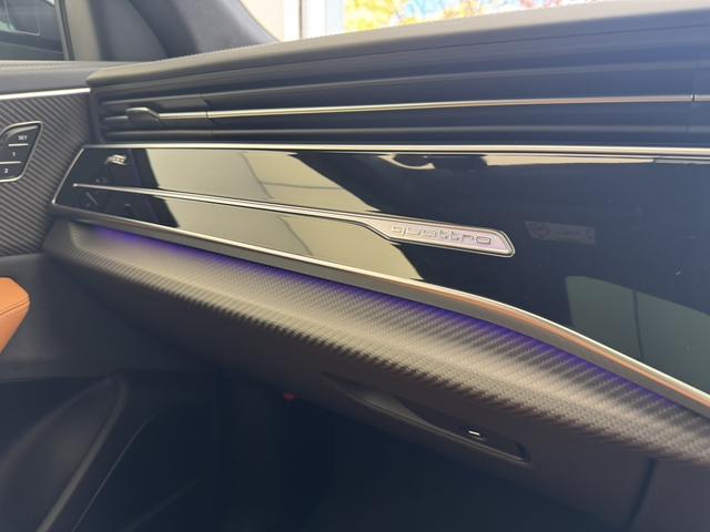 ＲＳ Ｑ８ ベースグレード　カーボン／グロスブラックスタイリングＰＫＧ　パノラマサンルーフ　ＲＳスポーツエキゾーストシステム　Ｐガラ　ブラックルーフレール　ＯＰ２３ＡＷ　ブラックスタイリングＰＫＧ　Ｂａｎｇ＆Ｏｌｕｆｓｅｎ　認中（56枚目）