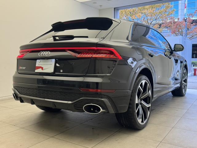 ＲＳ Ｑ８ ベースグレード　レザーシートＰＫＧ　カーボングロスブラックスタイリングＰＫＧ　Ｐガラス　ＯＰ２３ＡＷ　アコースティックガラス　Ｂａｎｇ＆Ｏｌｕｆｓｅｎ　エントリーライト　エアサスペンション　シートエアコン　認中車（7枚目）