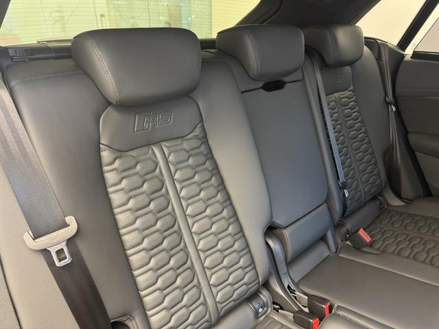 ＲＳ Ｑ８ ベースグレード　レザーシートＰＫＧ　カーボングロスブラックスタイリングＰＫＧ　Ｐガラス　ＯＰ２３ＡＷ　アコースティックガラス　Ｂａｎｇ＆Ｏｌｕｆｓｅｎ　エントリーライト　エアサスペンション　シートエアコン　認中車（31枚目）