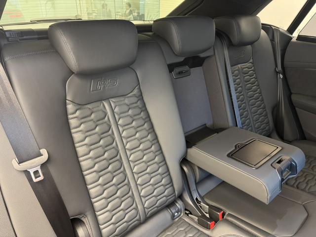 ＲＳ Ｑ８ ベースグレード　レザーシートＰＫＧ　カーボングロスブラックスタイリングＰＫＧ　Ｐガラス　ＯＰ２３ＡＷ　アコースティックガラス　Ｂａｎｇ＆Ｏｌｕｆｓｅｎ　エントリーライト　エアサスペンション　シートエアコン　認中車（32枚目）