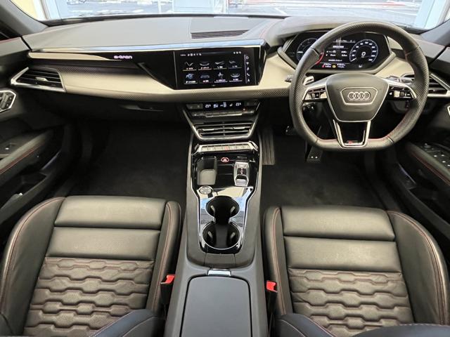 ＲＳ ｅ－トロンＧＴ ベースグレード　カーボンＰＫＧ　テクノロジーＰＫＧ　ＲＳデザインＰＫＧレッド　ＯＰ２１ＡＷ　ダイナミックＰＫＧプラス　赤キャリパー　シートエアコン　ファインナッパレザー　Ｂａｎｇ＆Ｏｌｕｆｓｅｎ　マトリクス　認中車（3枚目）