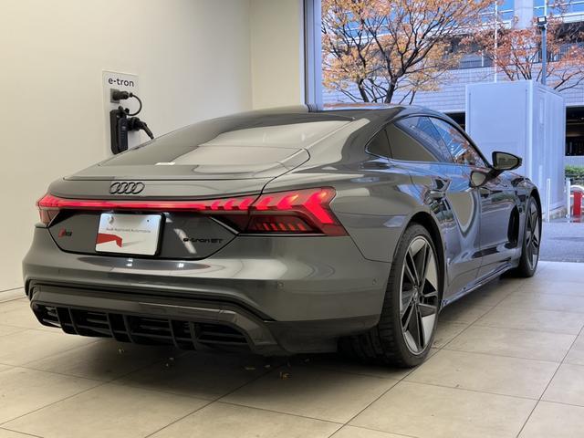 ＲＳ ｅ－トロンＧＴ ベースグレード　カーボンＰＫＧ　テクノロジーＰＫＧ　ＲＳデザインＰＫＧレッド　ＯＰ２１ＡＷ　ダイナミックＰＫＧプラス　赤キャリパー　シートエアコン　ファインナッパレザー　Ｂａｎｇ＆Ｏｌｕｆｓｅｎ　マトリクス　認中車（7枚目）