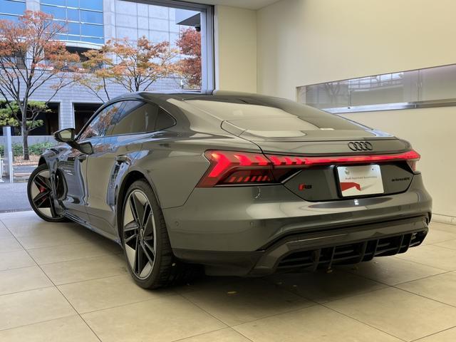 ＲＳ ｅ－トロンＧＴ ベースグレード　カーボンＰＫＧ　テクノロジーＰＫＧ　ＲＳデザインＰＫＧレッド　ＯＰ２１ＡＷ　ダイナミックＰＫＧプラス　赤キャリパー　シートエアコン　ファインナッパレザー　Ｂａｎｇ＆Ｏｌｕｆｓｅｎ　マトリクス　認中車（9枚目）