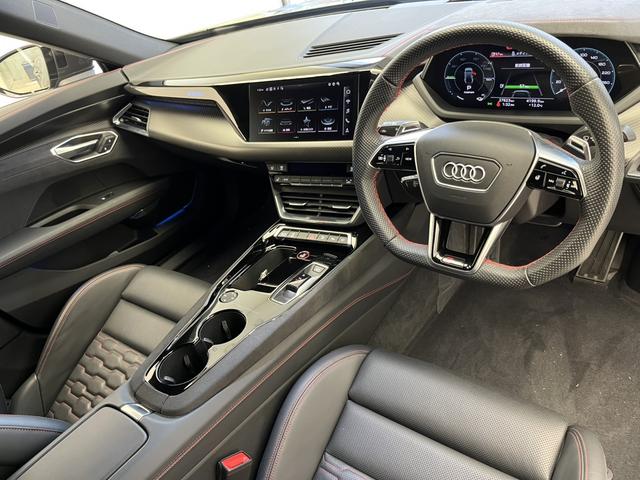 ＲＳ ｅ－トロンＧＴ ベースグレード　カーボンＰＫＧ　テクノロジーＰＫＧ　ＲＳデザインＰＫＧレッド　ＯＰ２１ＡＷ　ダイナミックＰＫＧプラス　赤キャリパー　シートエアコン　ファインナッパレザー　Ｂａｎｇ＆Ｏｌｕｆｓｅｎ　マトリクス　認中車（10枚目）