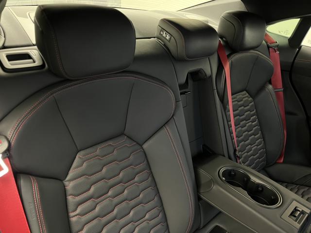 ＲＳ ｅ－トロンＧＴ ベースグレード　カーボンＰＫＧ　テクノロジーＰＫＧ　ＲＳデザインＰＫＧレッド　ＯＰ２１ＡＷ　ダイナミックＰＫＧプラス　赤キャリパー　シートエアコン　ファインナッパレザー　Ｂａｎｇ＆Ｏｌｕｆｓｅｎ　マトリクス　認中車（29枚目）