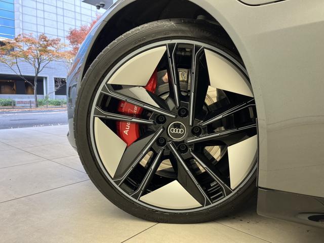 ＲＳ ｅ－トロンＧＴ ベースグレード　カーボンＰＫＧ　テクノロジーＰＫＧ　ＲＳデザインＰＫＧレッド　ＯＰ２１ＡＷ　ダイナミックＰＫＧプラス　赤キャリパー　シートエアコン　ファインナッパレザー　Ｂａｎｇ＆Ｏｌｕｆｓｅｎ　マトリクス　認中車（39枚目）