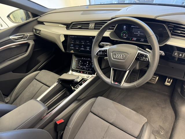 Q8 e-トロン 55e-トロンクワトロ Sライン サイレンスPKG インテリアPKG OP21AW ブラックスタイリングPKG 全周囲カメラ アンビエントライティング シートヒーター マトリクスLEDヘッドライト Bang&Olufsen 認定中古車(12枚目)