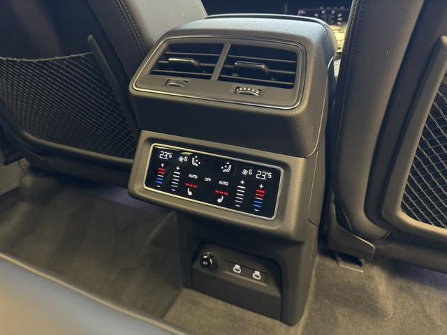 Q8 e-トロン 55e-トロンクワトロ Sライン サイレンスPKG インテリアPKG OP21AW ブラックスタイリングPKG 全周囲カメラ アンビエントライティング シートヒーター マトリクスLEDヘッドライト Bang&Olufsen 認定中古車(35枚目)