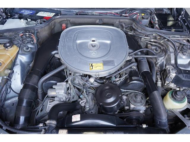 Ｓクラス ５６０ＳＥＣ　ＲＥＭＵＳ２本出しマフラー　サンルーフ　黒本革シート　左ハンドル　社外１７インチＡＷ　シートヒーター　パワーシート（22枚目）