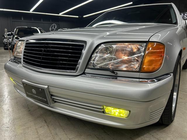 Sクラス S500L ロリンザーエアロ 18インチAW サンルーフ 黒革 スモークテール 社外ステアリング (純正テールレンズ ホイールステアリングあり) アルパインナビ 左ハンドル シートヒーター(5枚目)
