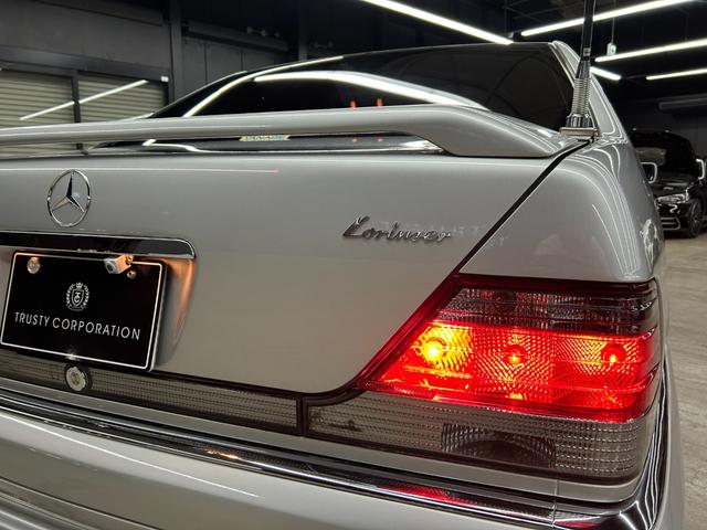Sクラス S500L ロリンザーエアロ 18インチAW サンルーフ 黒革 スモークテール 社外ステアリング (純正テールレンズ ホイールステアリングあり) アルパインナビ 左ハンドル シートヒーター(6枚目)
