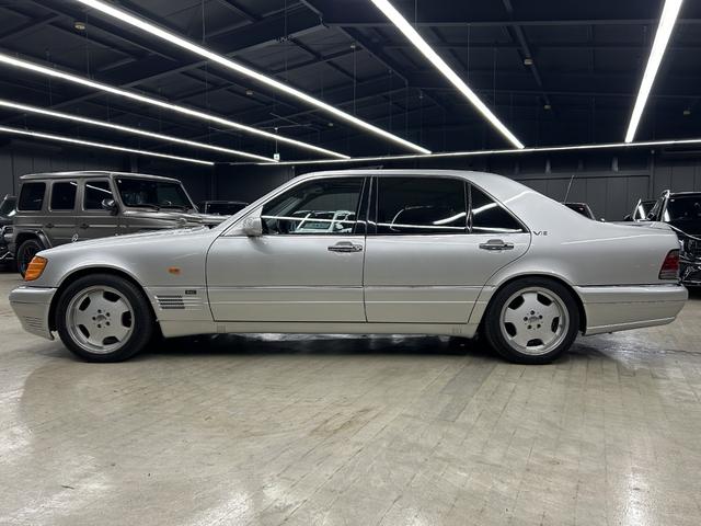 Sクラス S500L ロリンザーエアロ 18インチAW サンルーフ 黒革 スモークテール 社外ステアリング (純正テールレンズ ホイールステアリングあり) アルパインナビ 左ハンドル シートヒーター(12枚目)