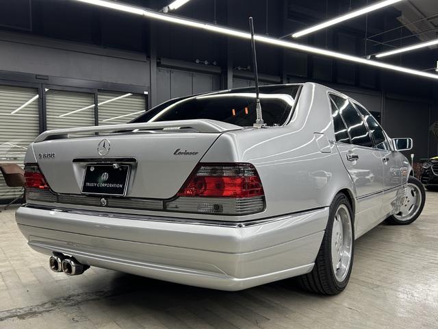 Sクラス S500L ロリンザーエアロ 18インチAW サンルーフ 黒革 スモークテール 社外ステアリング (純正テールレンズ ホイールステアリングあり) アルパインナビ 左ハンドル シートヒーター(16枚目)