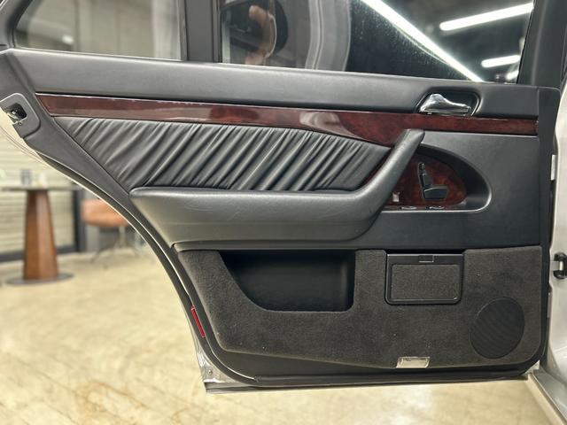 Sクラス S500L ロリンザーエアロ 18インチAW サンルーフ 黒革 スモークテール 社外ステアリング (純正テールレンズ ホイールステアリングあり) アルパインナビ 左ハンドル シートヒーター(32枚目)