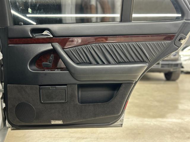 Sクラス S500L ロリンザーエアロ 18インチAW サンルーフ 黒革 スモークテール 社外ステアリング (純正テールレンズ ホイールステアリングあり) アルパインナビ 左ハンドル シートヒーター(34枚目)