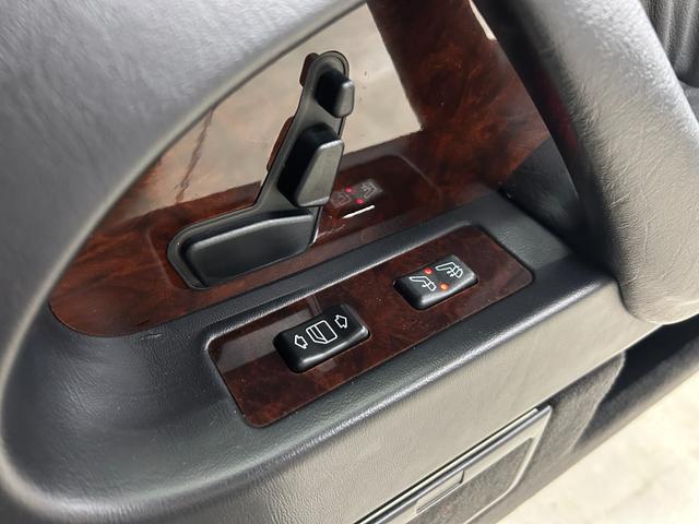 Sクラス S500L ロリンザーエアロ 18インチAW サンルーフ 黒革 スモークテール 社外ステアリング (純正テールレンズ ホイールステアリングあり) アルパインナビ 左ハンドル シートヒーター(35枚目)