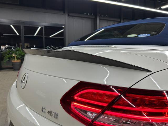 Cクラス C180カブリオレスポーツ ホワイトレザー 青幌 43仕様 S.D.Fマフラー レザーエクスクルーシブPKG レッドキャリパー ディクセル低ダストパッド パナメリカーナグリル トランクスポイラー カーボン調ミラーカバー(7枚目)