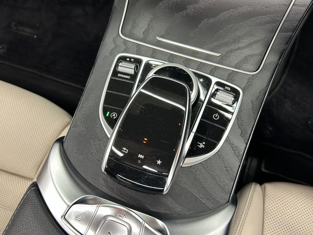 Cクラス C180カブリオレスポーツ ホワイトレザー 青幌 43仕様 S.D.Fマフラー レザーエクスクルーシブPKG レッドキャリパー ディクセル低ダストパッド パナメリカーナグリル トランクスポイラー カーボン調ミラーカバー(20枚目)